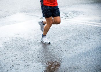Courir sous la pluie : conseils pour bien s'équiper